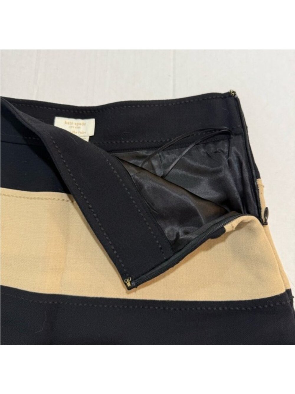 Kate Spade New York Stripe Mini Skirt Black Tan Wool Blend Size 2 Lined Side Zip - Picture 3 of 10